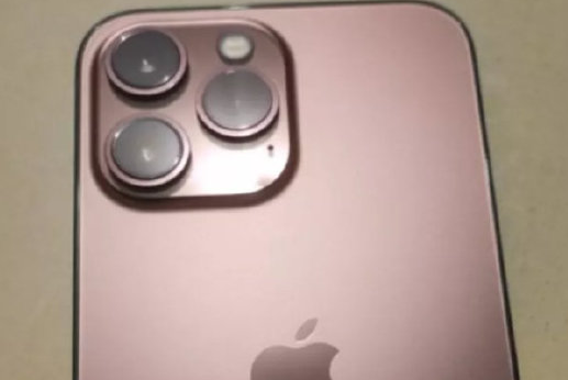 iPod前副总裁史蒂夫乔布斯(Steve Jobs)希望最初的iPhone没有SIM卡插槽。